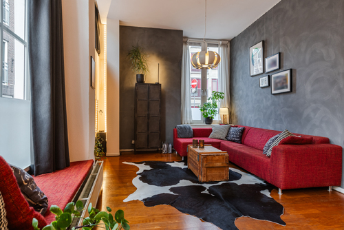 De ruime woonkamer met open keuken heeft veel lichtinval en een prachtig uitzicht op het wate  r.