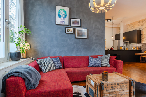 De ruime woonkamer met open keuken heeft veel lichtinval en een prachtig uitzicht op het water.