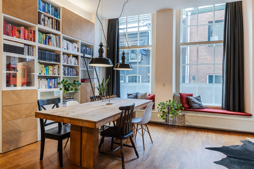 De ruime woonkamer met open keuken heeft veel lichtinval en een prachtig uitzicht op het water.