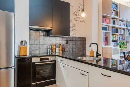 De ruime woonkamer met open keuken heeft veel lichtinval en een prachtig uitzicht op het water.