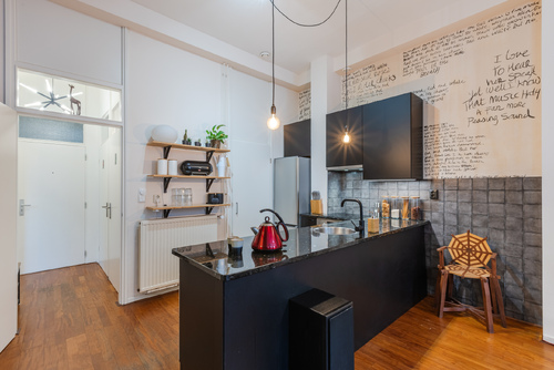 De ruime woonkamer met open keuken heeft veel lichtinval en een prachtig uitzicht op het water.