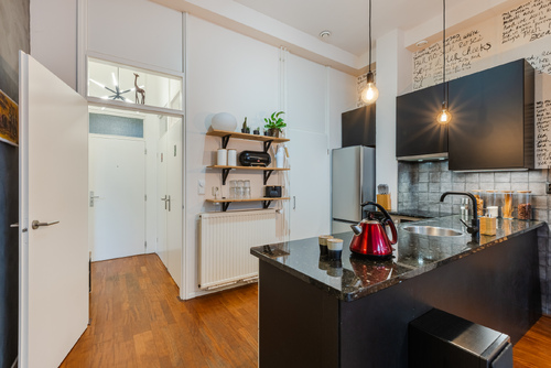 De ruime woonkamer met open keuken heeft veel lichtinval en een prachtig uitzicht op het water.