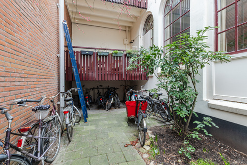De ruime woonkamer met open keuken heeft veel lichtinval en een prachtig uitzicht op het water.
